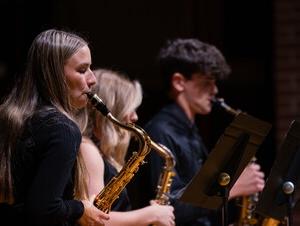 内布拉斯加州卫斯理荣誉节返回二月与荣誉合唱团在二月. 下午7点.m. 和荣誉乐队. 下午2:30.m.  学生演奏乐器的照片. 